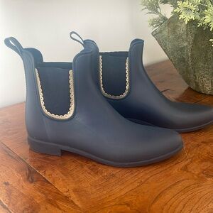 Jack Roger’s Women’s Chelsea Rain boot in Navy with Gold Trim.  Size 10.